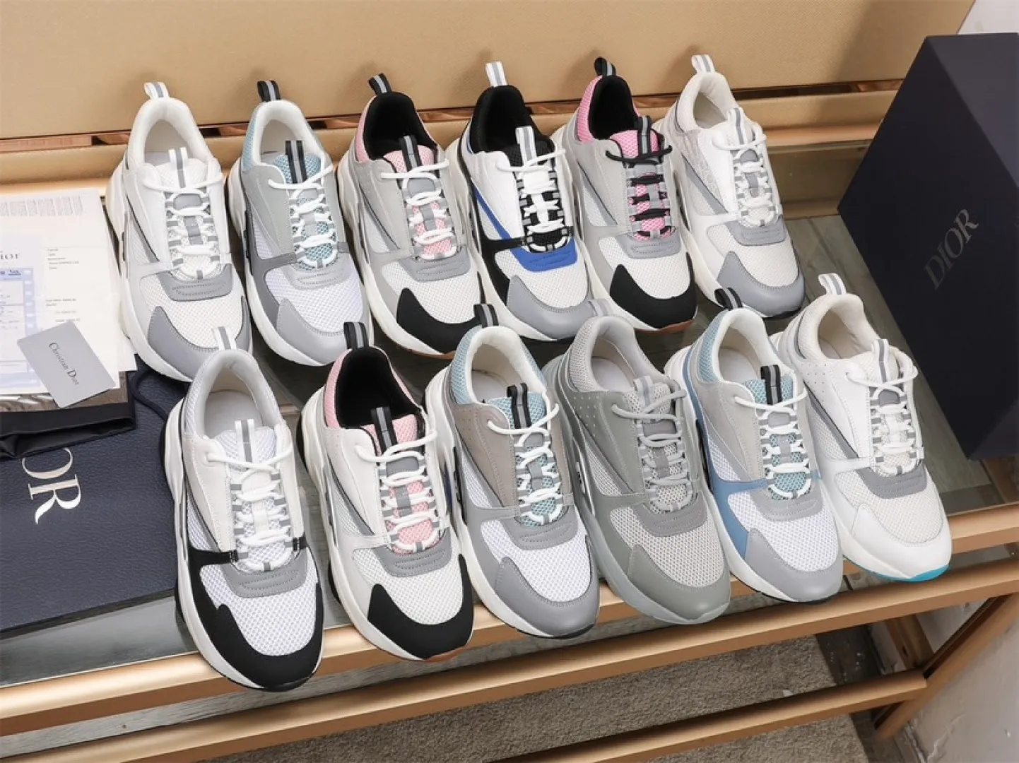 Men's shoes 💰P460💰【Dior】Dior✨ is online at the same time👏 This casual sneaker is a new product in the series and continues Di*r's classic style. The upper is made of original mesh and cow leather, with a two-color textured outsole, and the brand's iconic details on the rear collar and heel to enhance the style. Fashionable and versatile. Wear it with jeans or slacks for a casual look. Size: 38-44 (45 customized)
